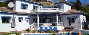 Stunning 4 Bedroom Villa in Benalmadena with Heated Pool!